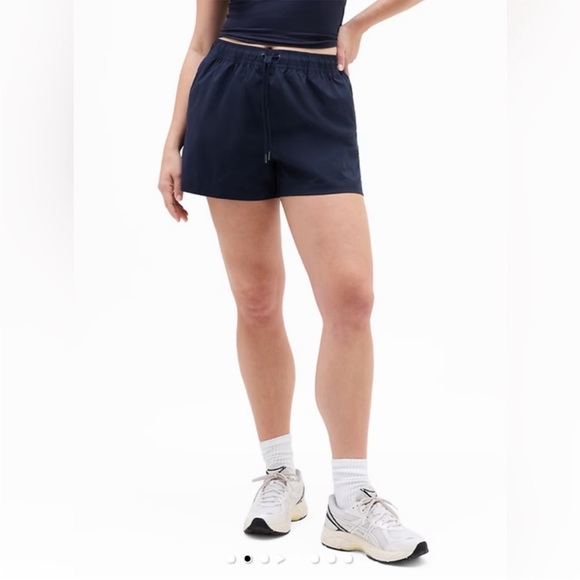 Athleta Pants - Athleta Midday Mid Rise Poplin Short in Navy Blue Size M